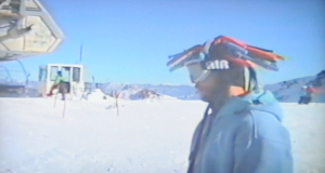 Surf des neiges et bonnet à dreads fluos