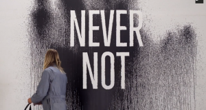 Le graphisme de Never Not par Natas Kaupas