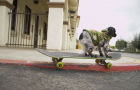 Le chien de Beagle est un skateur !