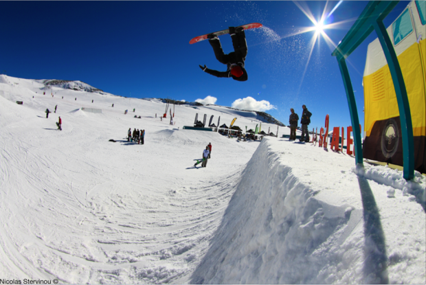 Même quand le spot peut se rider de façon intelligente, Ben Thomas-Javid préfère faire un backflip ! ©Nicolas Stervinou