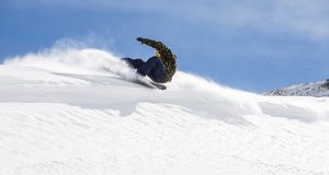 Seb Konijnenberg & Lewis Sonvico – snowsurfing in North Macedonia